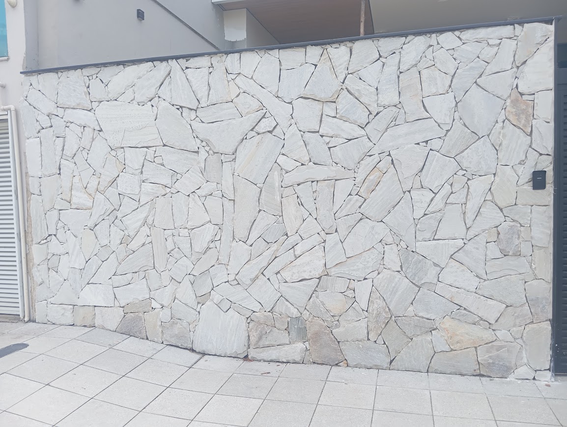 Muro com pedras claras e cinzas
